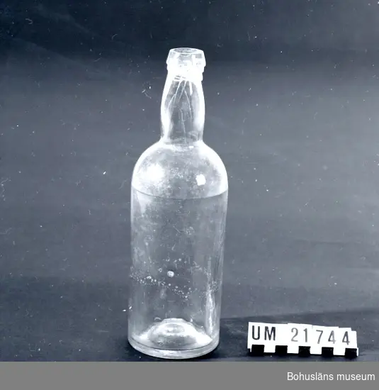 594 Landskap BOHUSLÄN
010 Mått: Diam 3,7 cm. 

Flaskan är grönfärgad. Glaset har mycket blåsor som uppkommit i tillverkningen.

UMFF 50:12.