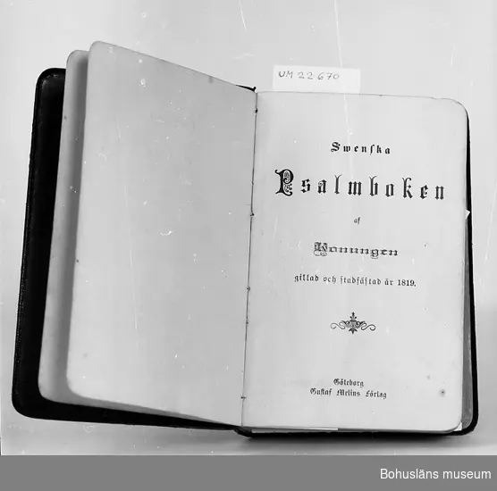 Svenska Psalmboken av Konungen gillad och stadfästad år 1819. Två visitkort: "Gustav Johansson" och dödsannons: "Ernst Carlsson" instuckna.