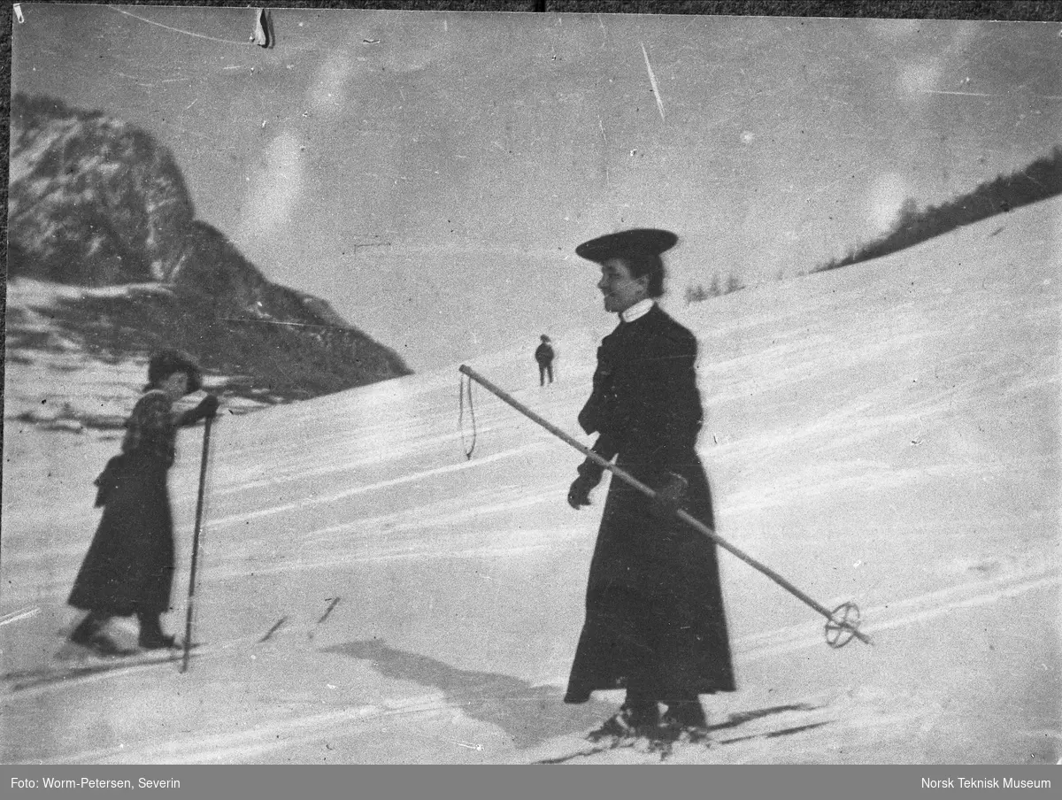 Kvinner som går på ski