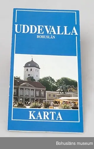 Karta tryckt över Uddevalla kommun; Kommunkarta Uddevalla Bohuslän.

Föremålet har använts av familjen Abrahamson i deras sommarstuga i Sundsandvik, byggd 1939.
För ytterligare upplysningar om förvärvet, se UM031385.