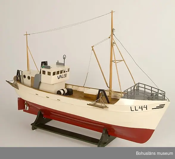 Ståltrålare. Båtmodell av trä med två master. Målad  vit och röd.En livbåt.

Ur punktnummerkatalogen 1958-1976:
Vm. Roger Bengtsson, U:a
Båtmodeller av trä
