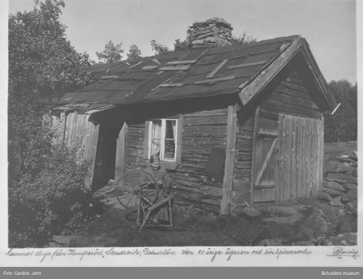 Augusta Svensson vid sin stuga i Kamperöd, Skredsvik, Bohuslän 1936