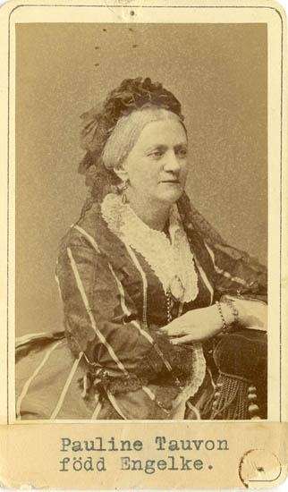 "Presidenskan Pauline Tauvon, född Engelke" enligt text på kortets baksida