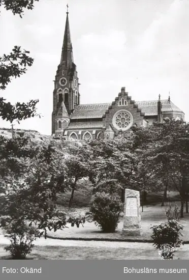 Tryckt text på kortet: "LYSEKIL. Kyrkan och minnesstenen av den gamla kyrkan".
"21 AUG. 1959".