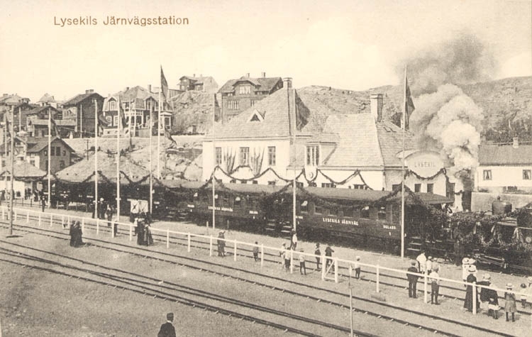 Tryckt text på kortet: "Lysekil. Järnvägsstation."
"Förlag: A. Hörnfelts Cigarraffär."