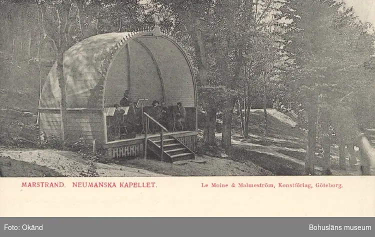 Tryckt text på kortet: "Marstrand. Neumanska Kapellet."
"Le Moine & Malmeström, Konstförlag, Göteborg.2