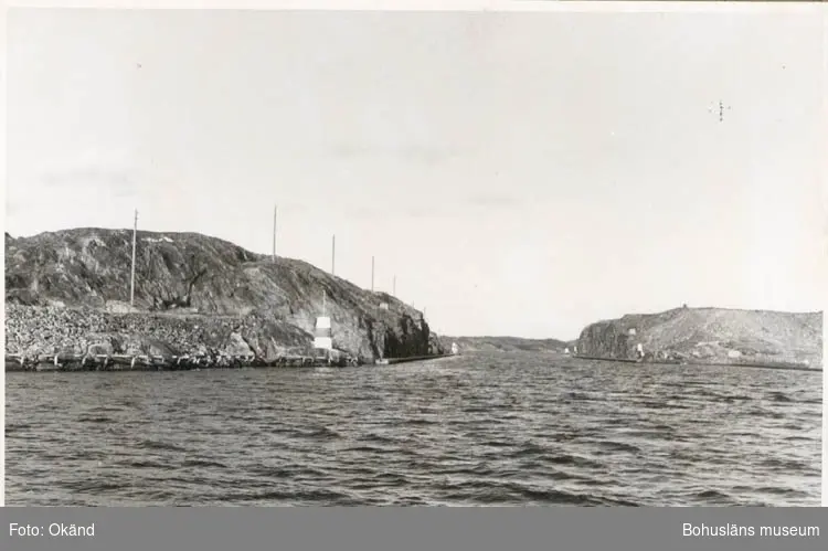 Noterat på kortet: "Malö Strömmar. Sept. 1954."
"Utsikt österut mot Björnsundsfjorden. Till höger St. Björnholmen, till vänster Rapön Flatön."
