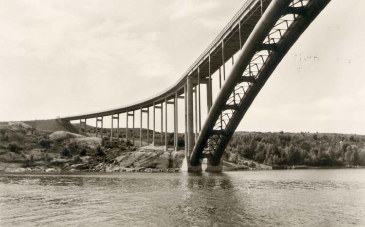 Tryckt text på kortet: "Tjörnbron. Tjörnbrons Turistanläggning, Almön."