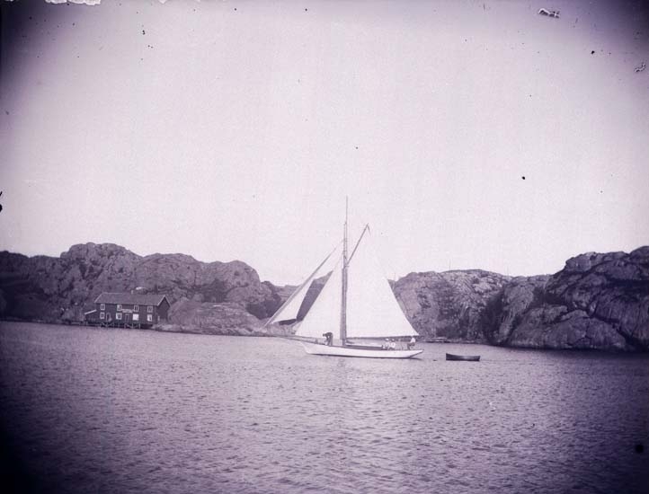 Enligt text som medföljde bilden: "Lunnevik. "Fortuna" seglande för fyra segel 23/7 1899. Skaftörännan, insidan Skaftö."