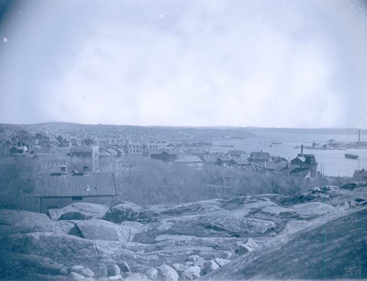 Enligt text som medföljde bilden: "Lysekil, Nya Köpingen från Flaggberget. 1897."