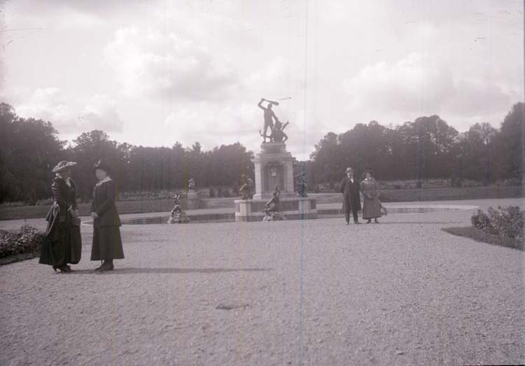 Enligt text som medföljde bilden: "Drottningholm Parken Sept. 1916."