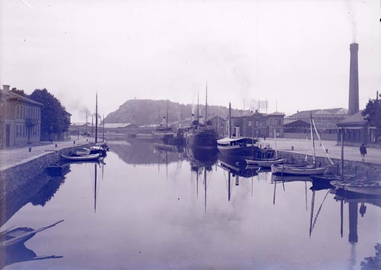 Enligt text som medföljde bilden: "Hamnen från bron Uddevalla 28/5 1901. En mulen morgon."