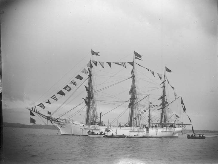 Enligt text som medföljde bilden: "Lysekil. Öfningsfartyget Najaden. Stor parad med anledning af prinsessan Margaretas födelse 25/6 1897."