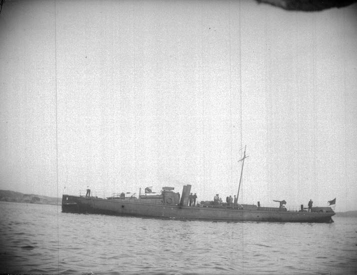 Enligt text som medföljde bilden: "Lysekil. Svenska torpedbåten "Freke" (n. 5) vid bojen, 
fr. sidan. 1 sta klass 22/8 1899."