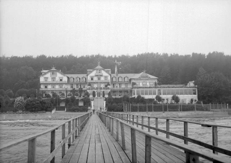 Enligt text som medföljde bilden: "Skodsborg. Badet 1/9 08."