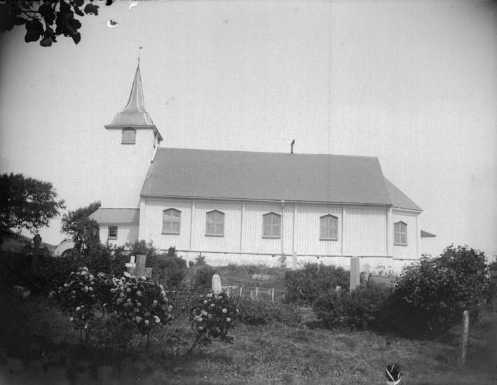 Enligt text som medföljde bilden: "Fiskebäckskil, kyrkan, Exteriör 16/7 1899".