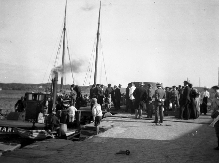 Enligt text som medföljde bilden: "Marstrand, hamnen".