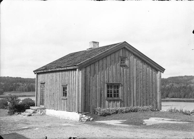 Enligt fotografens noteringar: "1934 16. Pontusvikners Stugan vid Kikeröd Barndomshemmet."