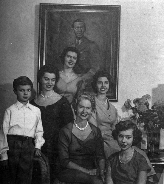Enligt fotografens noteringar: "Prinsessan Sibylla med familj.1957."