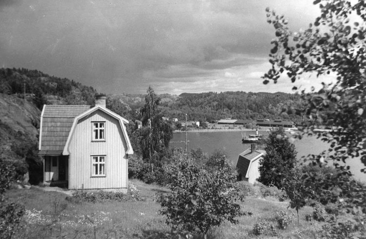 Enligt fotografens noteringar: "1943. Motiv vid Hamnen, till förstoring och färgläggning, inlämnat av Fröken Signe Martinsson."