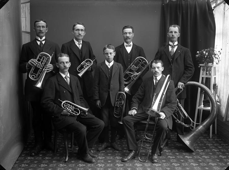 Enligt fotografens noteringar: "Munkedals Musikkår år omkring 1912. Bjurström Löfstrand Nilsson Oskarsson Nilsson."
