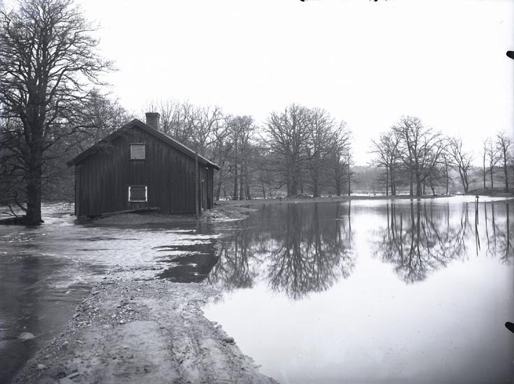 "7 sek. Öfversvämning i Munkedal. Taget den 2 & 3 februari 1927 tvättstugan, vid herrgården."

"Tvättstugan användes även som sadelmakeri."