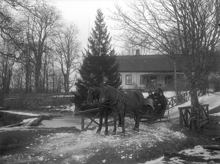 Familjen Lönner åker med häst och vagn från Vågsäters Herrgård