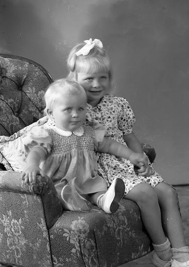 Enligt fotografens journal nr 7 1944-1951: "Bernhardsson, Anita o Monika Varekil".
