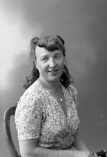 Enligt fotografens journal nr 7 1944-1950: "Forss, Fru Lembi adr. Fr. Maria Olsson Här".
