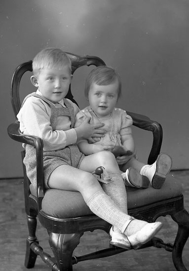 Enligt fotografens journal nr 8 1951-1957: "Engelbrekt, Fru Elsa Solgården Här".
Enligt fotografens notering: "Björn och Kristina Engelbrekt, Solgården Stenungsund".