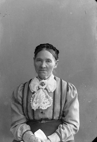 Enligt fotografens journal nr 2 1909-1915: "Nilsson, Olivia Brattön Höviksnäs".