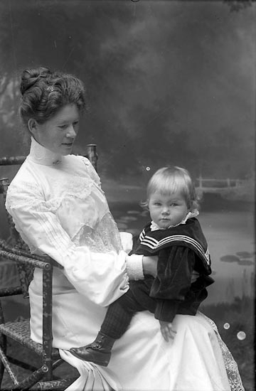 Enligt fotografens journal nr 1 1904-1908: "Waldenström Fru Ragnhild med Arne Stenungsund".