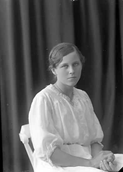 Enligt fotografens journal nr 3 1916-1917: "Andersson, Edit Båtslycke Spekeröd".