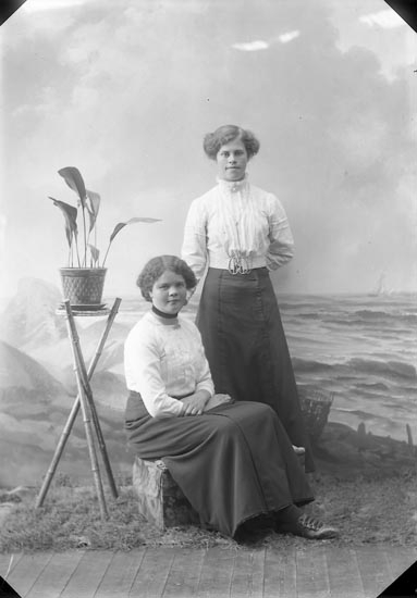 Enligt fotografens journal nr 2 1909-1915: "Larsson, Hilda Halleby, Jörlanda".