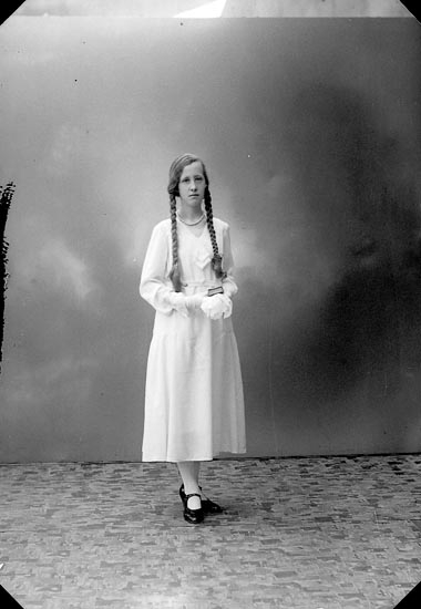 Enligt fotografens journal nr 6 1930-1943: "Pettersson, Margit Korsgård, Svenshögen".