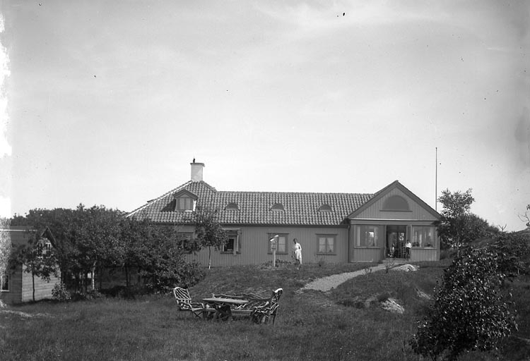 Enligt fotografens journal nr 5 1923-1929: "Bengtssons Grossh., villa, Stenungsund".
