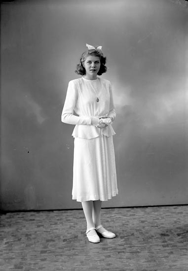 Enligt fotografens journal nr 7 1944-1950: "Johansson, Karin Gössby Spekeröd".