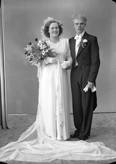 Enligt fotografens journal nr 7 1944-1950: "Eriksson, Brudparet Allan".