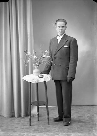 Enligt fotografens journal nr 7 1944-1950: "Larsson, Lars Erik Gössby, Spekeröd".