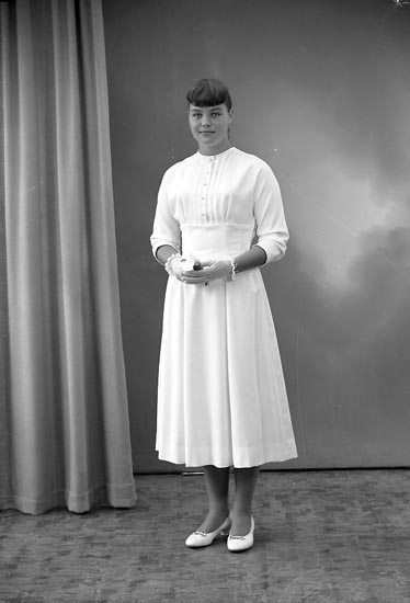 Enligt fotografens journal nr 8 1951-1957: "Lanzén, Yvonne Svanesund".
