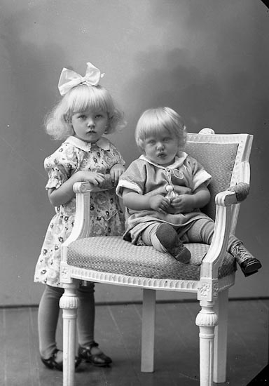 Enligt fotografens journal nr 6 1930-1943: "Olsson, Fru Emmy Blixeröd, Stenungsund".