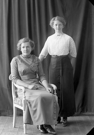 Enligt fotografens journal nr 2 1909-1915: "Johansson, Olga Svanesund".