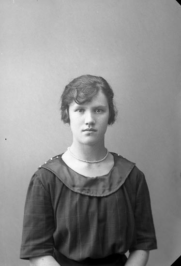 Enligt fotografens journal nr 4 1918-1922: "Andersson, Ingeborg Telefon, Här".