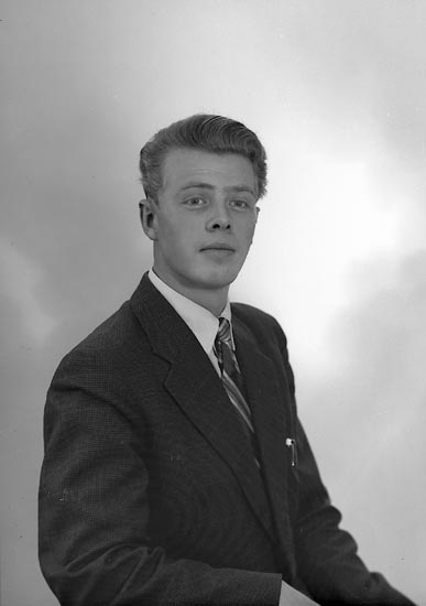 Enligt fotografens journal nr 8 1951-1957: "Mattsson, Herr Leif, Hålt Spekeröd".