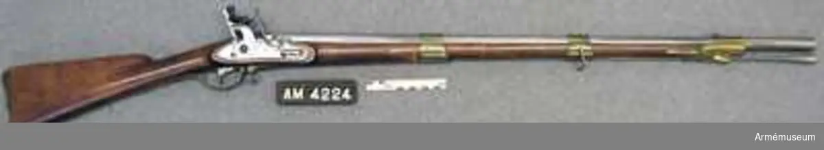 Grupp E II. 
Kulans diameter 17,5 mm. Krutladdningens vikt 9,98 g. Utgångshastighet 1 245 fot = 370 m/sek.

Med undantag av bajonetten och anordningen för bajonettfastsättningen överenstämmer vapnet helt med AM 1932:4223. Det är tydligen ändrat från ett vanligt infanterigevär av 1815 års första modell.

Det båtformiga, 22 mm långa mässingskornet sitter 15 mm bakom pipmynningen. På pipans V sida vid mynningen sitter en 1 cm lång, framtill avrundad, baktill tvärt avskuren klack. På pipans undersida finns 11,7 cm bakom mynningen en kraftig stötklack, som till större delen är infälld i näsbandet och framstocken. På pipans övre sida är inslaget ett krönt NT (Norrtälje), TS och PS. På V platten finns ett F. På pipans undersida står 1823, 2,P och 1605. Sistnämnda nummer är även inslaget på svansskruvstjärtens undersida. 

På låsbleckets yttre sida är inslaget krönt NT och PE, på innersidan 1605 och en otydlig kronstämpel. 

Brunbetsad stock som i senare tider har blivit bestruken med fernissa. På bakplåtens spets, på varbygelns främre arm, på sidbleckets utsida finns en otydlig kronstämpel. På bakplåten, på varbygelns bakre arm, på sidbleckets insida samt på insidan av de tre banden sitter en stämpel med IG. På bakplåten finns dessutom nummer 1605.j På laddstockens stötskiva är bokstav L inslagen.

I Modellsalens reversal kallas detta vapen "Jägaregevär, svenskt, med flintlås, 1826 års" och bajonetten "Bajonett, studsare, sabels, med mässingskafvel". Enander omtalar ej jägaregevär, med dylika bajonetter. Angående laddningsförhållande och Callerströms försök med sådana gevär, se Krigsvetenskapsakademiens handlingar 1831, sidan 249 f.
J Alm.