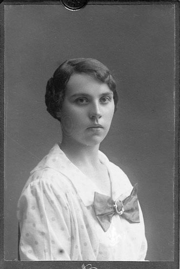 Enligt fotografens journal nr 4 1918-1922: "Nilsson, Fru Aurora Brattön kopia".
