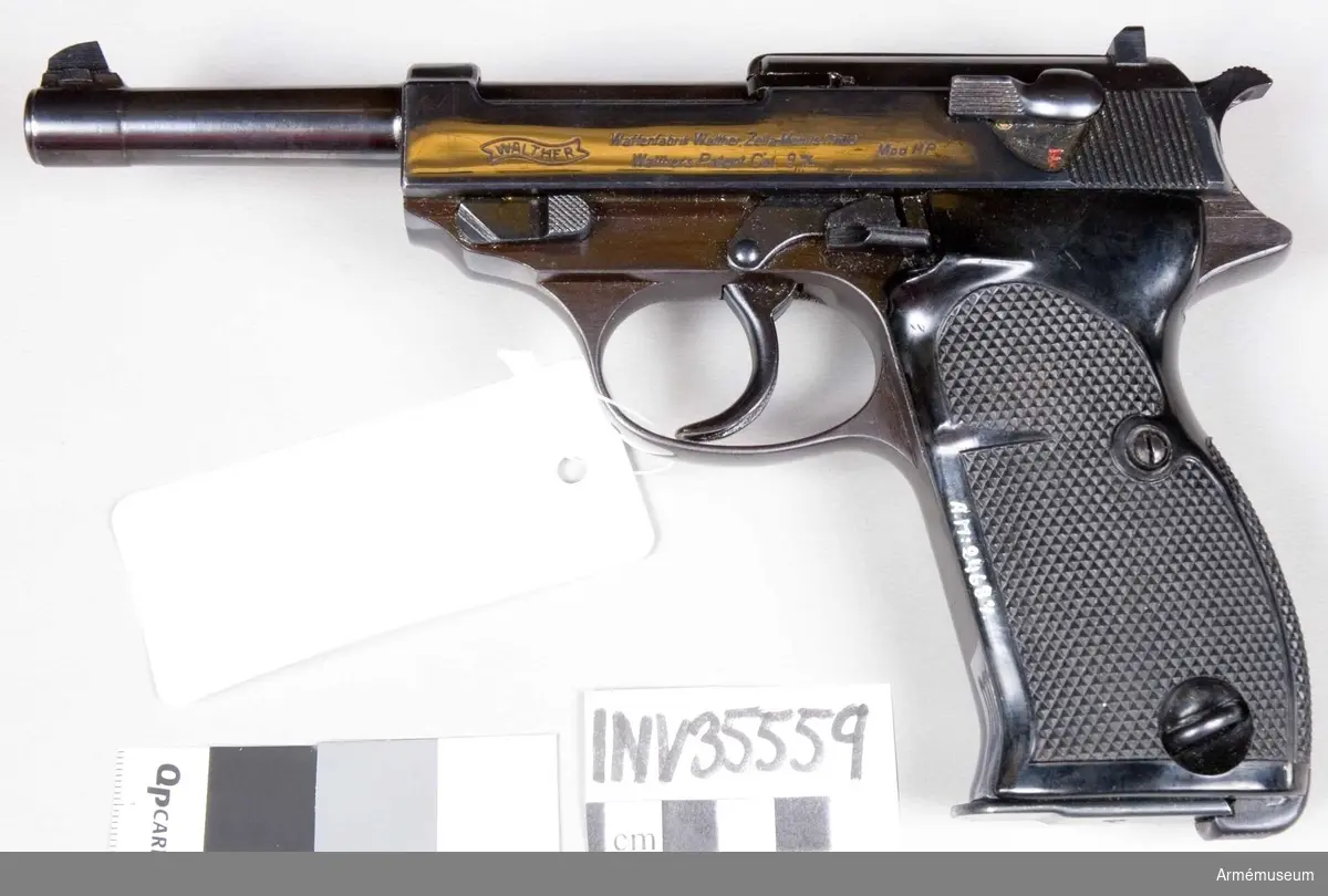 Grupp E III c.
Automatisk pistol m/1939. Sex räfflor. På mantelns V sida står "Walther" inom fasonerad ram samt "Waffefabrik Walther, Zella-Mehlis (Thür). Walters patent Cal. 9 m/m. Mod.HP". På stommens H sida ovanför varbygelns främre ände står "H 2065", vilket är tillverkningsnumret.