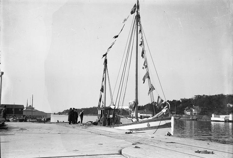 Målfartyg vid kappseglingen, vid betongkajen i Stenungsund