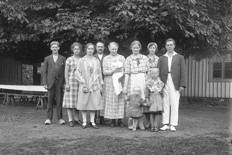Enligt fotografens journal nr 5 1923-1929: "Barnkolonien, Uppegård, Här".
Enligt fotografens notering: "Gruppbild på barnkolonien. Magister Tillas, Uppegård".