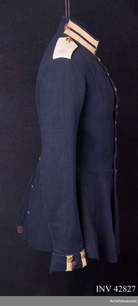 Grupp C I.
Vapenrock av mörkblått kläde med vita axelklaffar gällande 1845-60.
